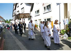 Fronleichnamsprozession durch die Straßen von Naumburg (Foto: Karl-Franz Thiede)